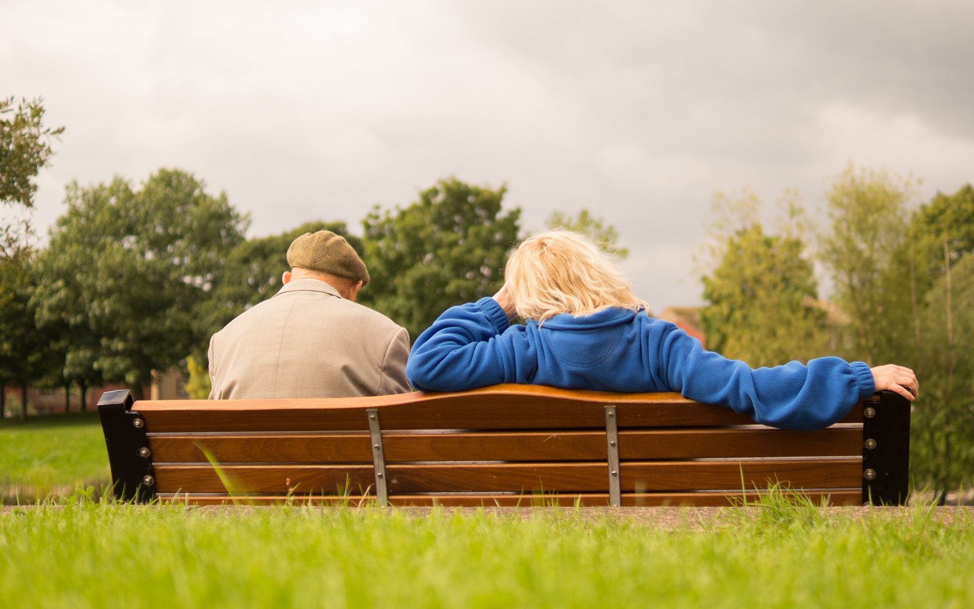 an older couple sitting on a bench, to use in The Santa Clara City Library foundation and friends' planned giving post about social proof